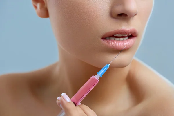 Hermosa mujer recibe inyecciones de labios. Cosmetología. Cara de belleza —  Fotos de Stock