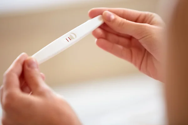 Жінка тримає тест на вагітність — стокове фото