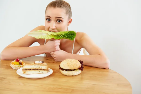 Conceito de dieta. bela jovem mulher come alface — Fotografia de Stock