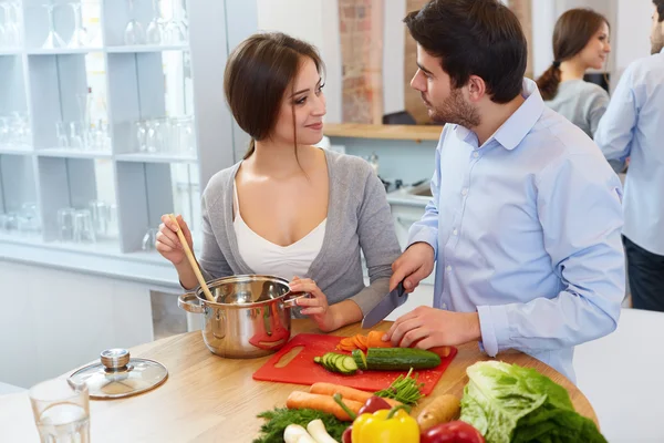 Couple cuisson des aliments dans la cuisine. Mode de vie sain — Photo