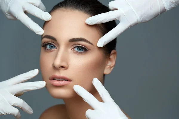 Kozmetikai sebészet. Gyönyörű nő műanyag művelet előtt. Beau — Stock Fotó
