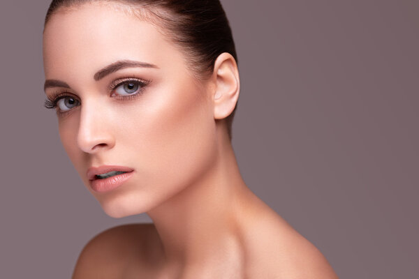 Отличный удар. Красивая женщина со здоровой кожей
