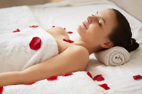 Spa Woman. Beautiful Woman Relaxes on Bed . — Stock Photo, Image