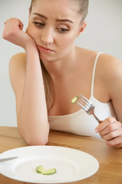 Dieta. Conceito de dieta. Comida saudável. bela jovem mulher come — Fotografia de Stock