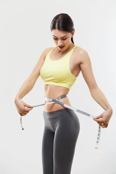 Dieta. Mulher desportiva bonita com fita métrica — Fotografia de Stock