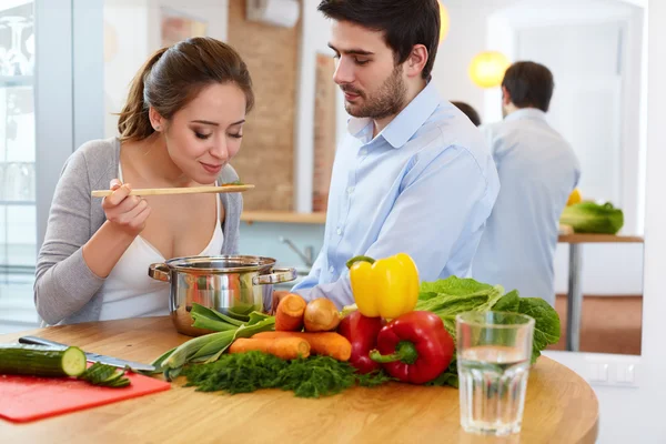 Пара готує їжу на кухні. Здоровий спосіб життя — стокове фото