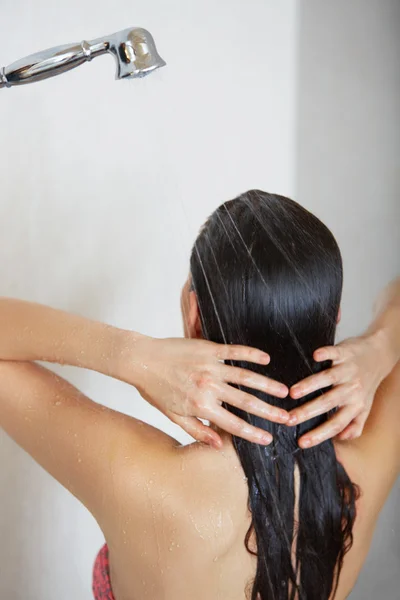头发护理。在淋浴洗头发的女人. — 图库照片