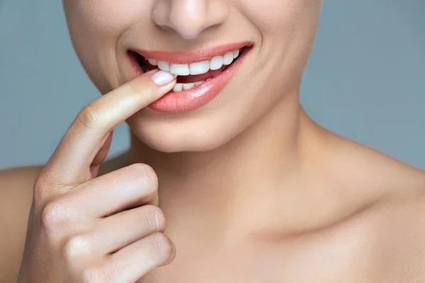 Sorriso feminino. Clareamento dos dentes. Cuidados dentários . — Fotografia de Stock