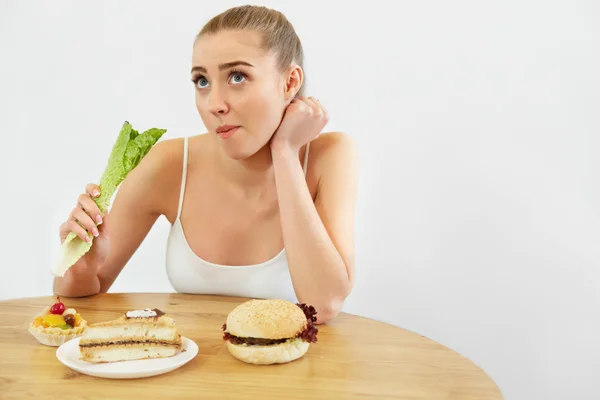 Il concetto di dieta. Bella giovane donna mangia lattuga — Foto Stock