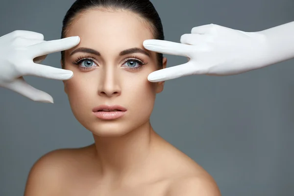 Cirugía estética. Hermosa mujer antes de la operación de plástico. Beau. — Foto de Stock