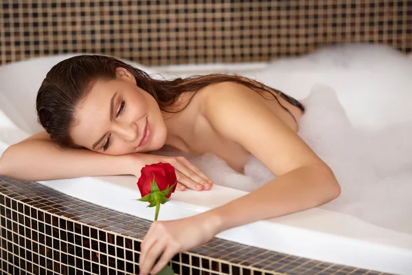 Belle Femme dans le bain avec rose. Soins du corps . — Photo