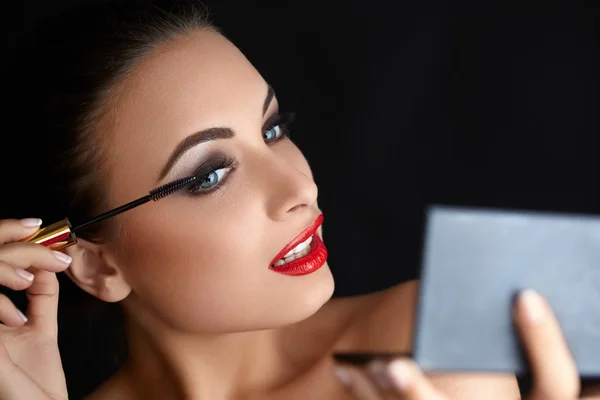 Retrato de mujer joven que aplica rímel. Cepillo de máscara. Red Li — Foto de Stock