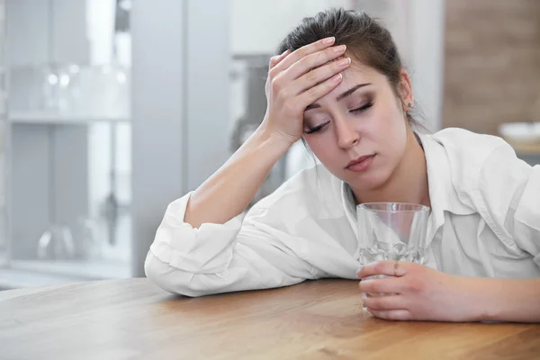 Portret van vrouw met hoofdpijn — Stockfoto