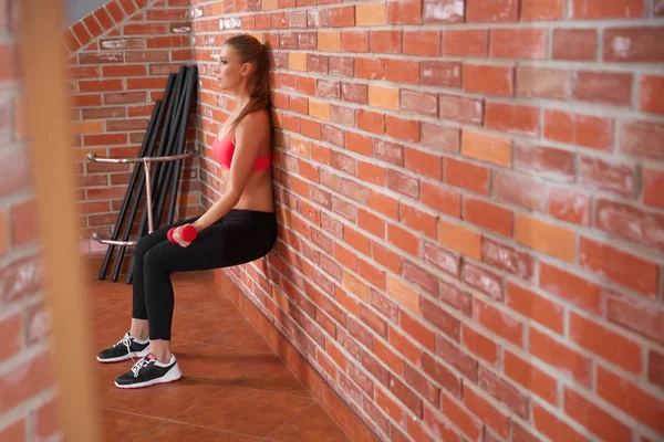 Mujer saludable haciendo ejercicio con sombrillas — Foto de Stock