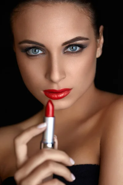 Röda läppar. Beutifull kvinna gör Makeup ansöker läppstift — Stockfoto