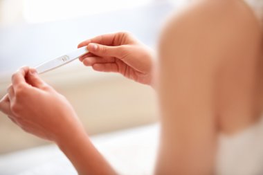 Hamilelik testi tutan kadın
