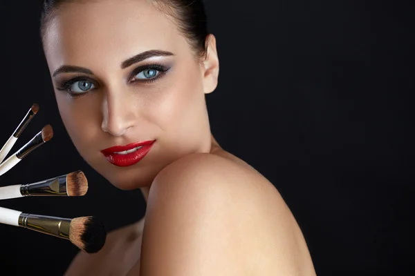 Bella donna con pennelli per il trucco. Trucco — Foto Stock