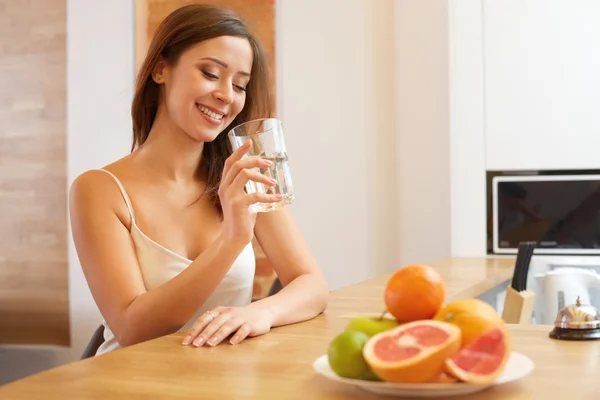 Mulher jovem com copo de água. Estilo de vida saudável — Fotografia de Stock