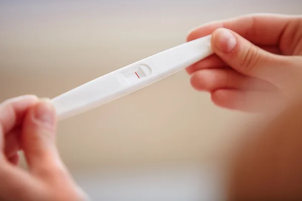 Женщина с тестом на беременность — стоковое фото
