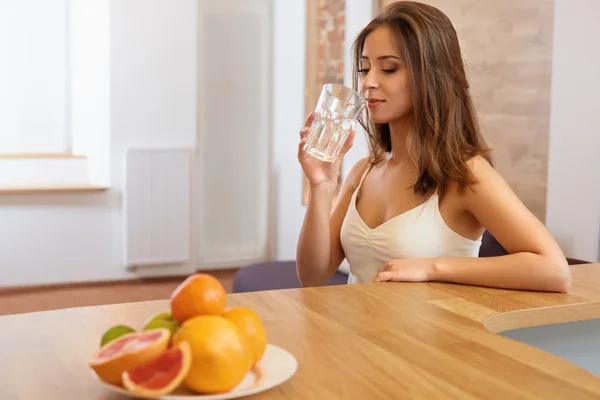 Junge Frau mit einem Glas Wasser. Gesunder Lebensstil — Stockfoto