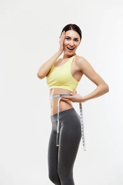 Diet. Vackra sportiga kvinnan med måttband — Stockfoto