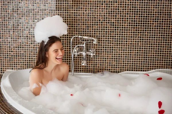 Mulher bonita joga com bolhas em banho. Cuidado com o corpo — Fotografia de Stock