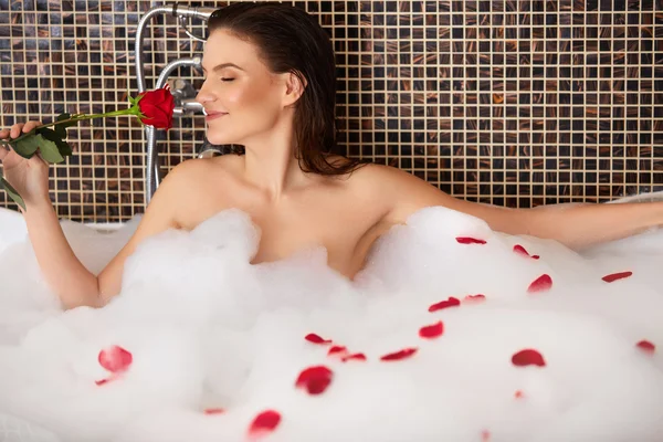 Beautiful Woman Takes Bubble Bath. — Stock Photo, Image