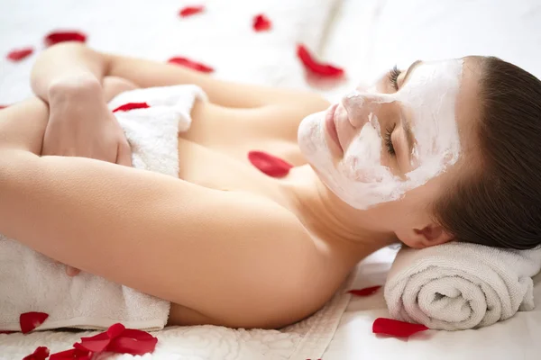 Wellnessfrau. schöne Frau entspannt sich im Bett . — Stockfoto