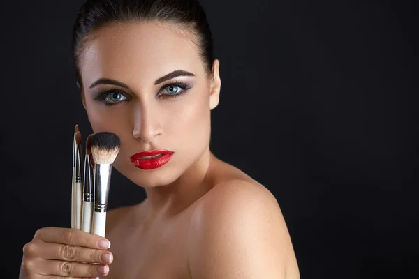 Beautiful woman with makeup brushes. Makeup — Stock Photo, Image