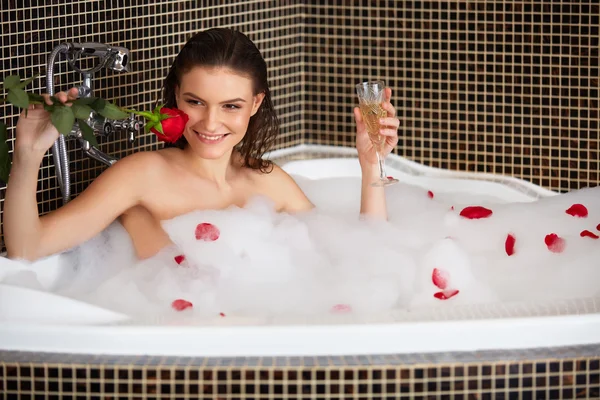 Hermosa mujer toma burbuja baño . — Foto de Stock