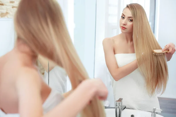 Hair. Beautiful Blond Brushing Her Hair. Hair Care. Spa Beauty M — Stock Photo, Image