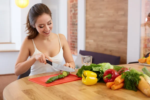 Mujer joven cocinando. Comida Saludable - Ensalada Vegetal. Dieta. Salud. — Foto de Stock