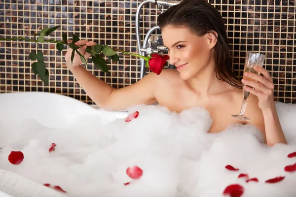 泡風呂に美しい女性. — ストック写真
