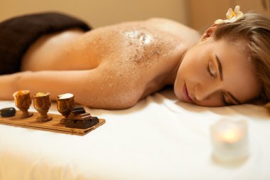 Body Scrub. Güzel sarışın bir Salt Scrub güzellik tedavi Gets