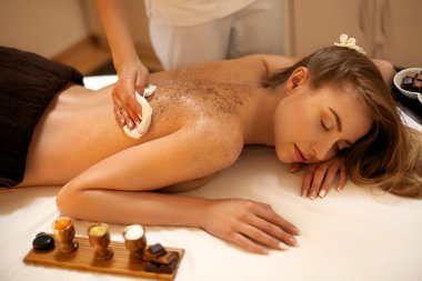 Body Scrub. Güzel sarışın bir Salt Scrub güzellik tedavi Gets