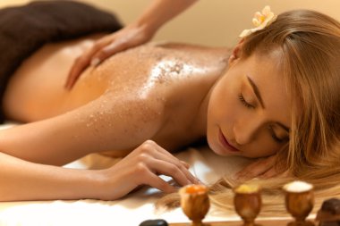 Body Scrub. Güzel sarışın bir Salt Scrub güzellik tedavi Gets