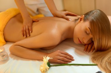 Kadın. Sarışın rekreasyon masaj Spa salonda alma. Welln