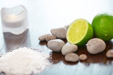 Spa arka plan. Kireç taşları ve mum ile deniz tuzu. Vücut scru