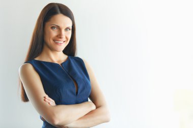 Genç kadın mimar bir ofiste ayakta. İş adamları