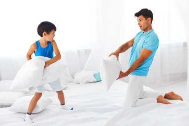 Babam ve oğlum bir yastık kavgası