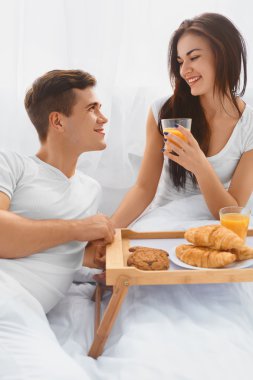 Çift romantik bir kahvaltı