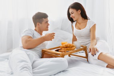 Çift romantik bir kahvaltı