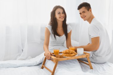 Man and woman eating breakfast in the morning
