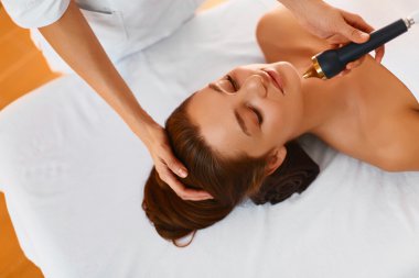 Yüz bakımı. Ultrason kavitasyon yüz tedavi tıbbi spa c