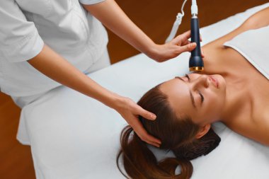 Yüz Cilt Bakımı. Kadın yatıyor bir güzellik spa getting bir tablo üzerinde bir