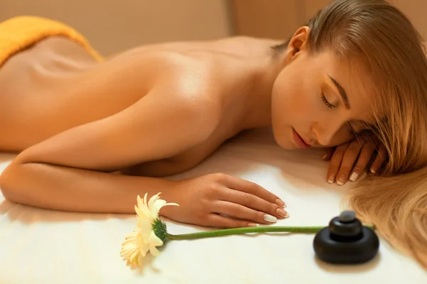 Žena, lázně. Blondýnka dostává rekreace masáž ve wellness salónu. Welln — Stock fotografie