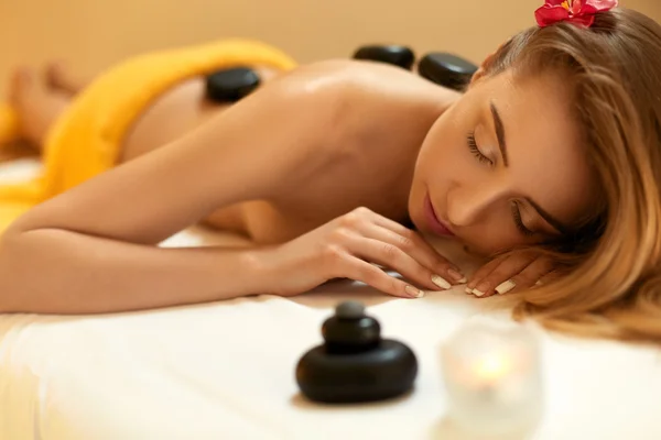 Spa Treatment. Beautiful Blonde Gets Stone Massage.  Wellness Co — Stock Photo, Image