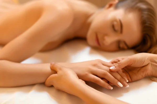 Hand Massage. Vacker blondin blir Spa-behandling i salong. — Stockfoto