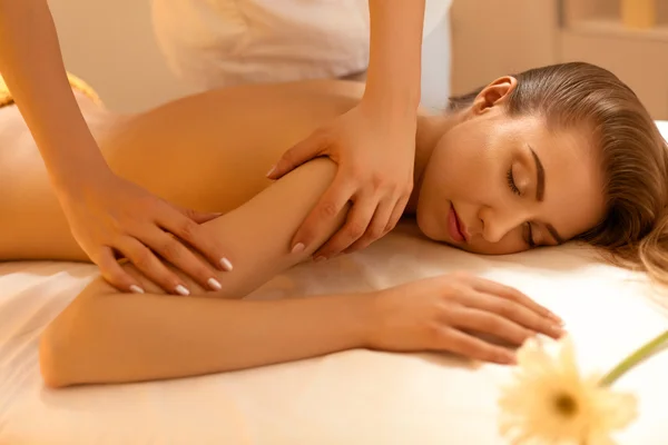 Mujer Spa. Primer plano de una hermosa mujer recibiendo tratamiento de spa . — Foto de Stock