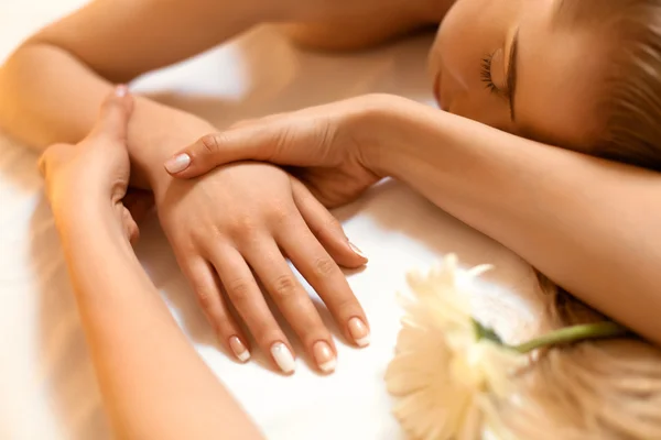 Hand Massage. Vacker blondin blir Spa-behandling i salong. — Stockfoto